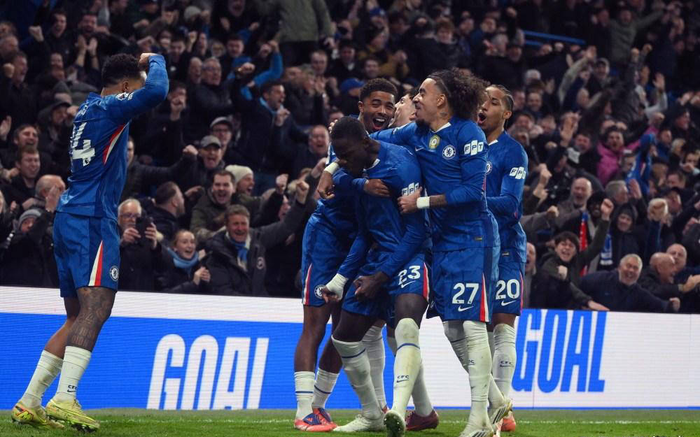 队友：梅西在场上场下都给我建议！跟他当队友是梦想成真！（队友：梅西场上场下都在指导我，与他同队堪称梦想成真）