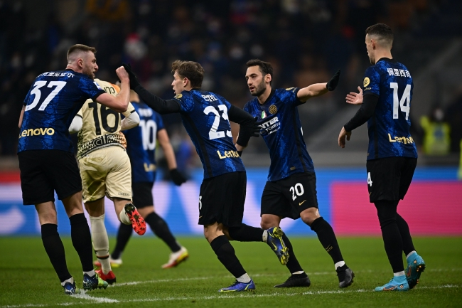 里程碑，海港中场徐新已为中国俱乐部出战200场比赛（徐新达成里程碑：代表中国俱乐部出战满200场）