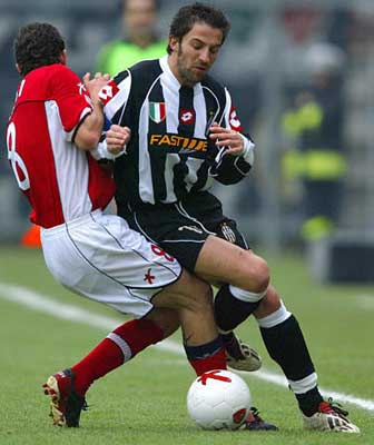 女足英联杯中发生暴力冲突，一名球员抓住对手脖子将其摔倒（女足英联杯爆发肢体冲突：一名球员抓住对手颈部将其摔倒）