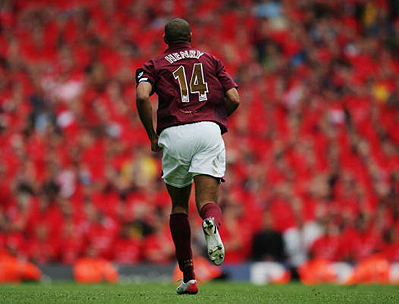 门兴后卫：我真的不是那种轻易倒地的球员，吉拉西明显犯规了（门兴后卫澄清：我不轻易倒地，吉拉西的犯规一目了然）