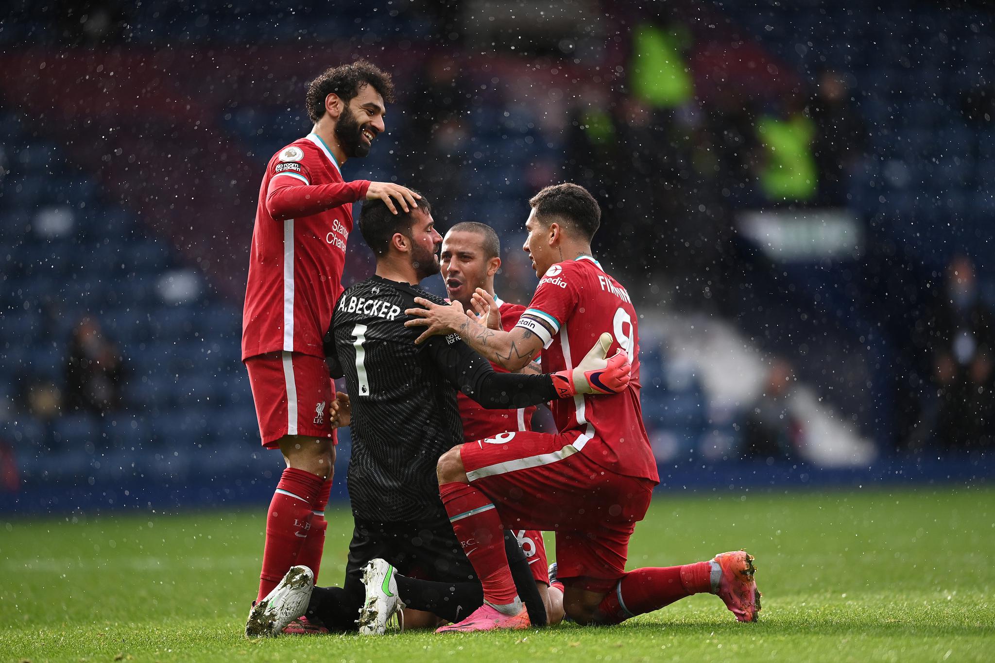 秀西班牙语，弗里克和记者开玩笑：搞什么，你们这些混蛋？（弗里克秀西班牙语与记者打趣：你们这是搞什么，伙计们？）