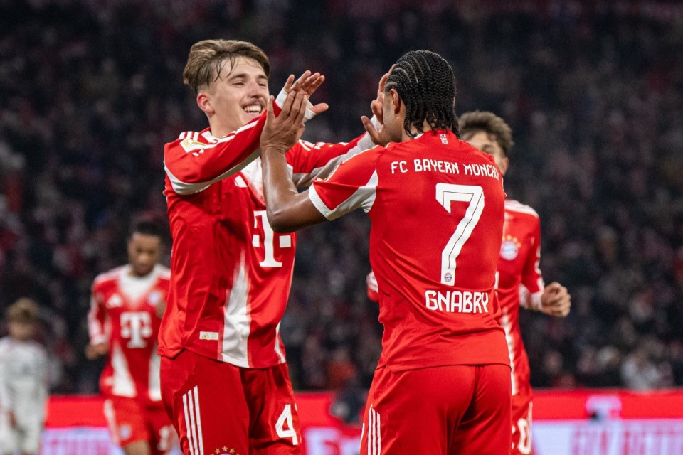 李扬两次失误葬送好局！盯人不紧，踢人送点，蓉城球员集体不满（李扬两度失误断送优势：盯防松懈、犯规送点，蓉城将士集体不满）