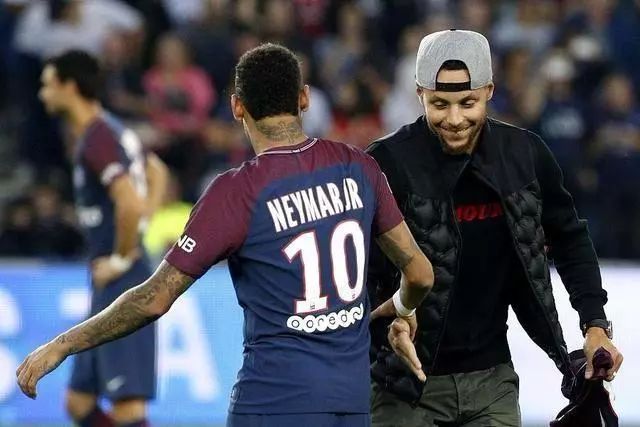 国足训练营进入封闭模式，外界信息有限（国足训练营封闭管理启动，外界难获信息）